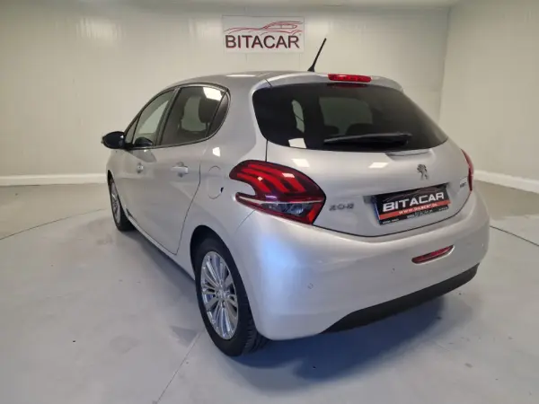 Peugeot 208 1.2 STYLE 16