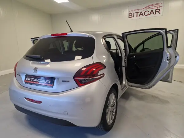 Peugeot 208 1.2 STYLE 31