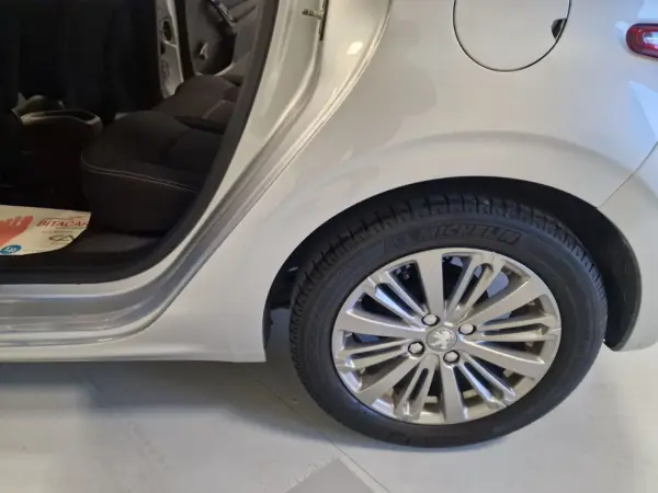 Peugeot 208 1.2 STYLE 37