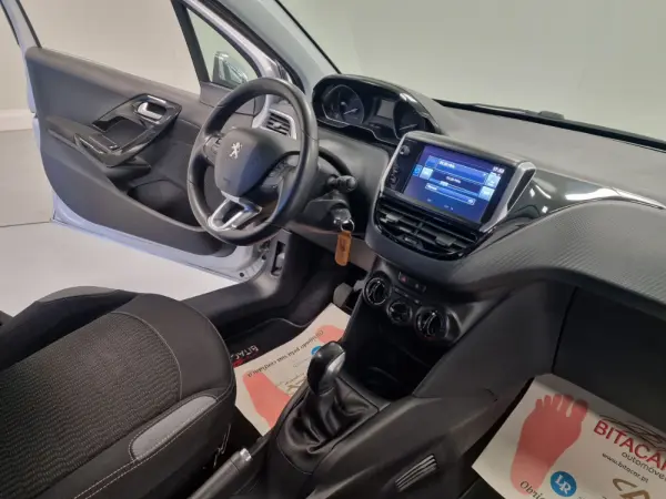 Peugeot 208 1.2 STYLE 55