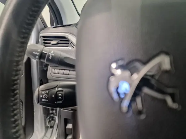 Peugeot 208 1.2 STYLE 65