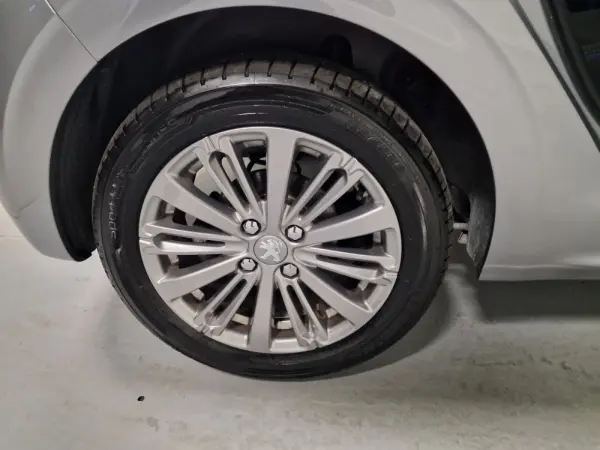 Peugeot 208 1.5 BLUEHDI 102CV SIGNATURE GPS CAM. TRASEIRA 38