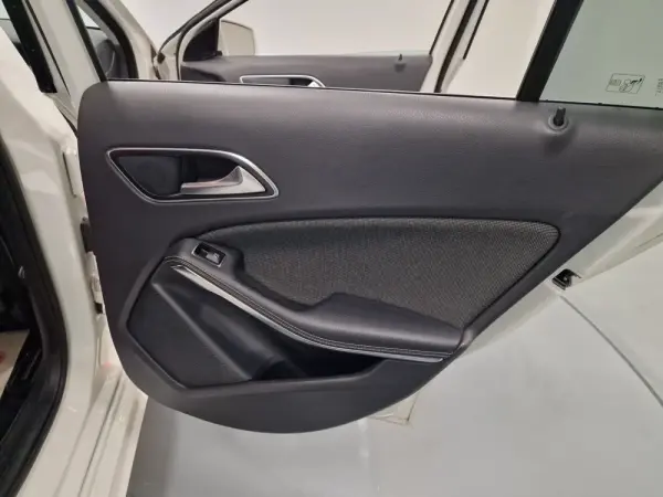 Mercedes-Benz A 180 CDi BlueEfficiency AMG Line 52