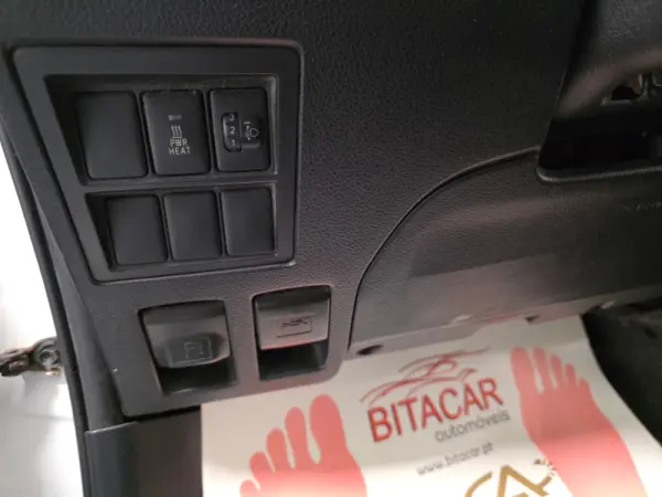 Toyota Hilux 2.4 D-4D 2WD CD Tracker 28