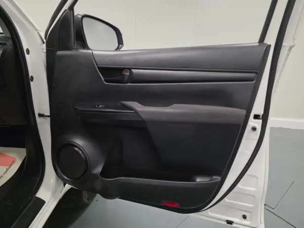 Toyota Hilux 2.4 D-4D 2WD CD Tracker 17