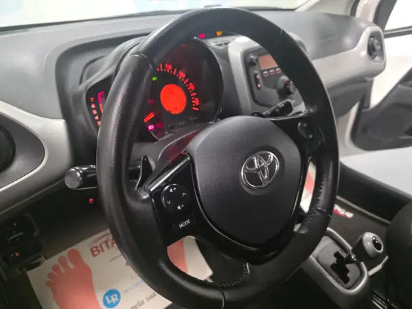 Toyota Aygo 1.0 VVT-I RISING  STAR X-SHIFT 10