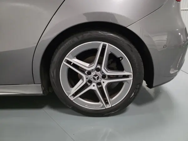Mercedes-Benz A 180 d AMG Line Aut. 33