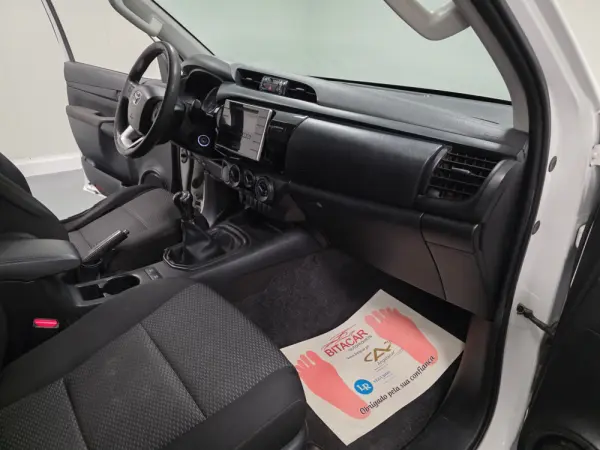 Toyota Hilux 2.4 D-4D 2WD CD Tracker 18