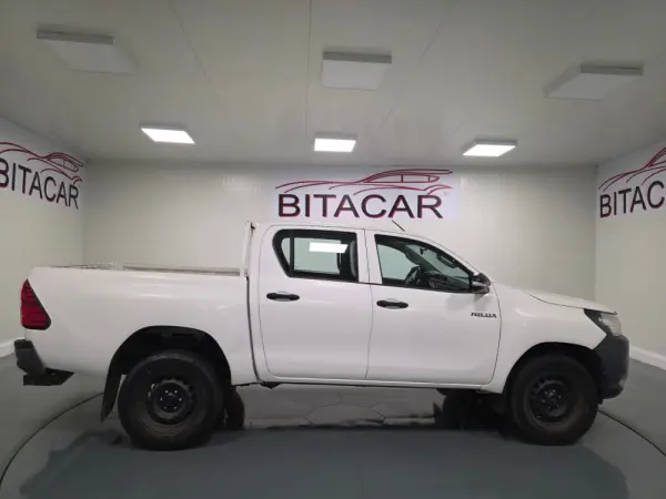 Toyota Hilux 2.4 D-4D 2WD CD Tracker 12