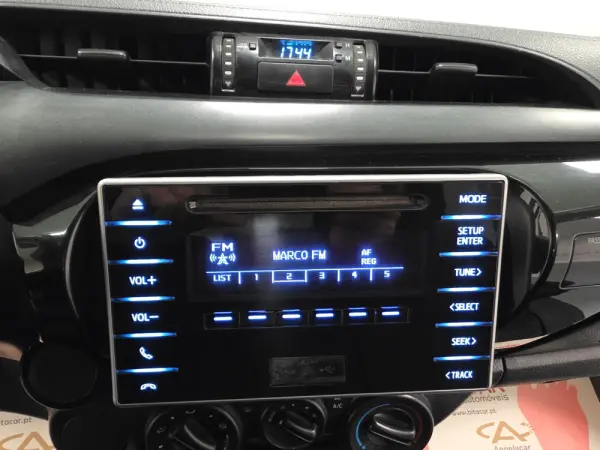 Toyota Hilux 2.4 D-4D 2WD CD Tracker 30