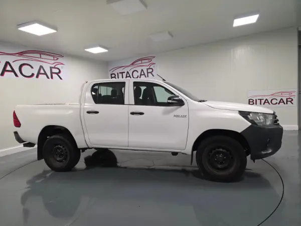 Toyota Hilux 2.4 D-4D 2WD CD Tracker 4