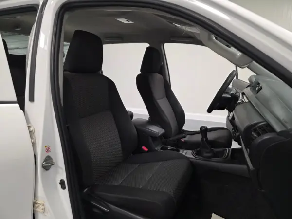 Toyota Hilux 2.4 D-4D 2WD CD Tracker 16