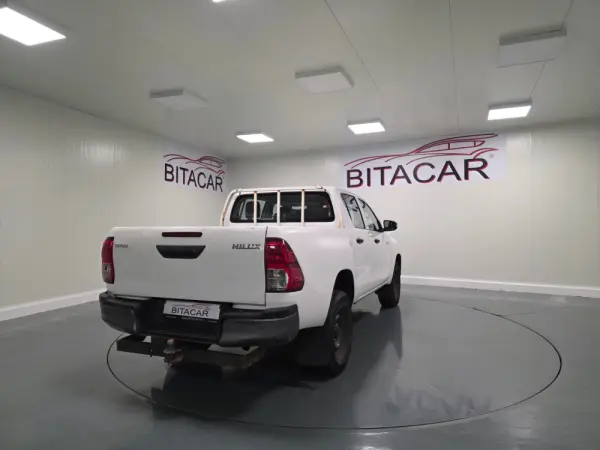 Toyota Hilux 2.4 D-4D 2WD CD Tracker 10