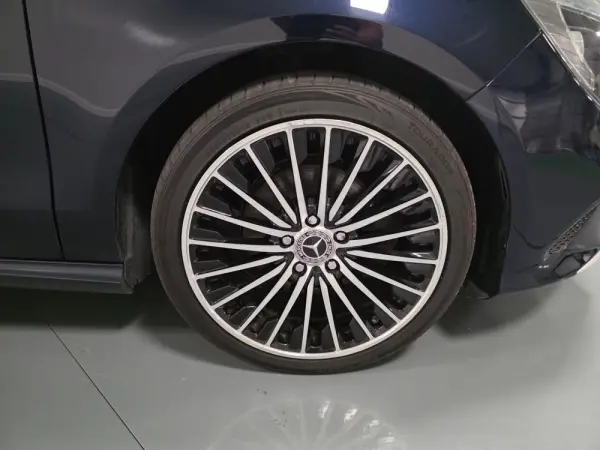 Mercedes-Benz CLA 180 d Shooting Brake Urban 3