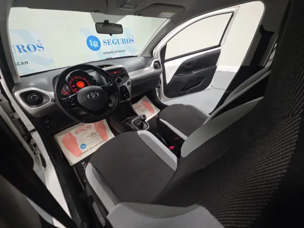 Toyota Aygo 1.0 VVT-I RISING  STAR X-SHIFT 8
