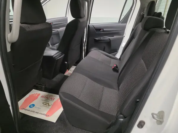 Toyota Hilux 2.4 D-4D 2WD CD Tracker 23