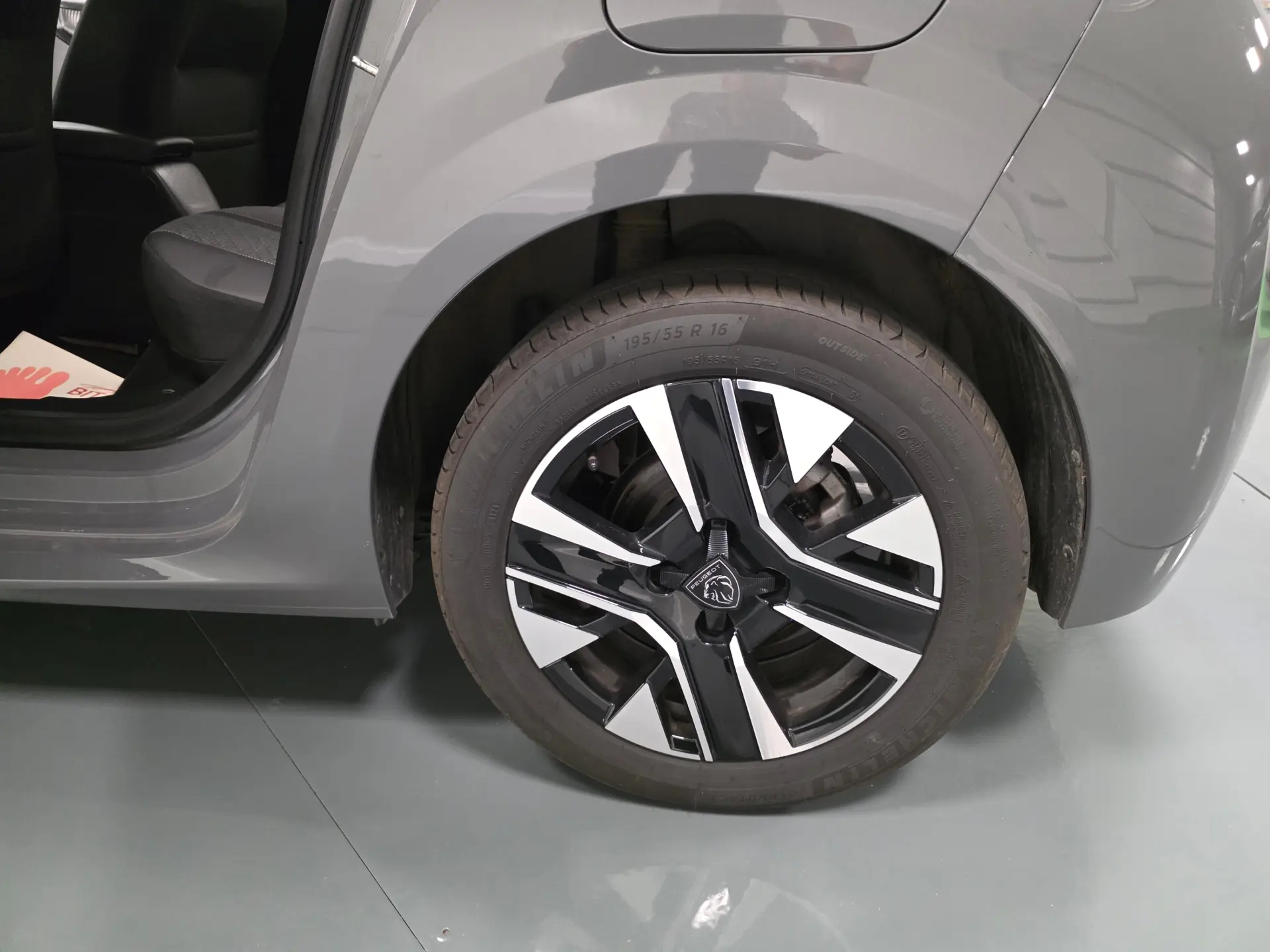 Peugeot 208 ALLURE 56