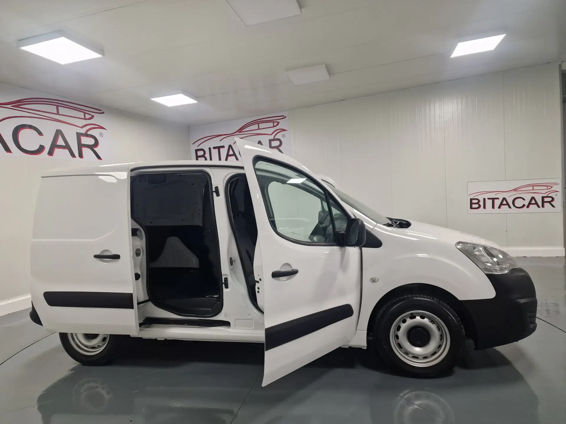 Citroen Berlingo 1.6 BLUEHDI IVA DEDUTIVEL APENAS 15.000KMS 24