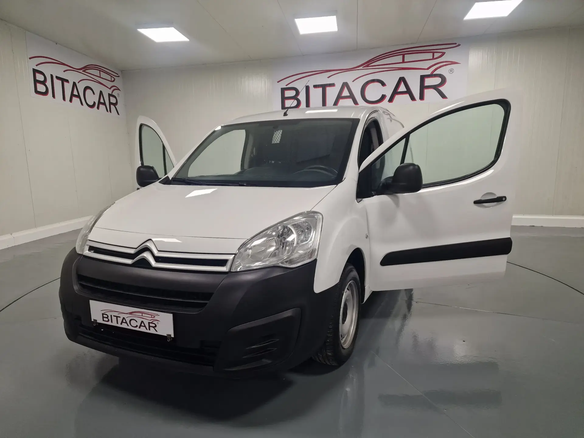 Citroen Berlingo 1.6 BLUEHDI IVA DEDUTIVEL APENAS 15.000KMS 27