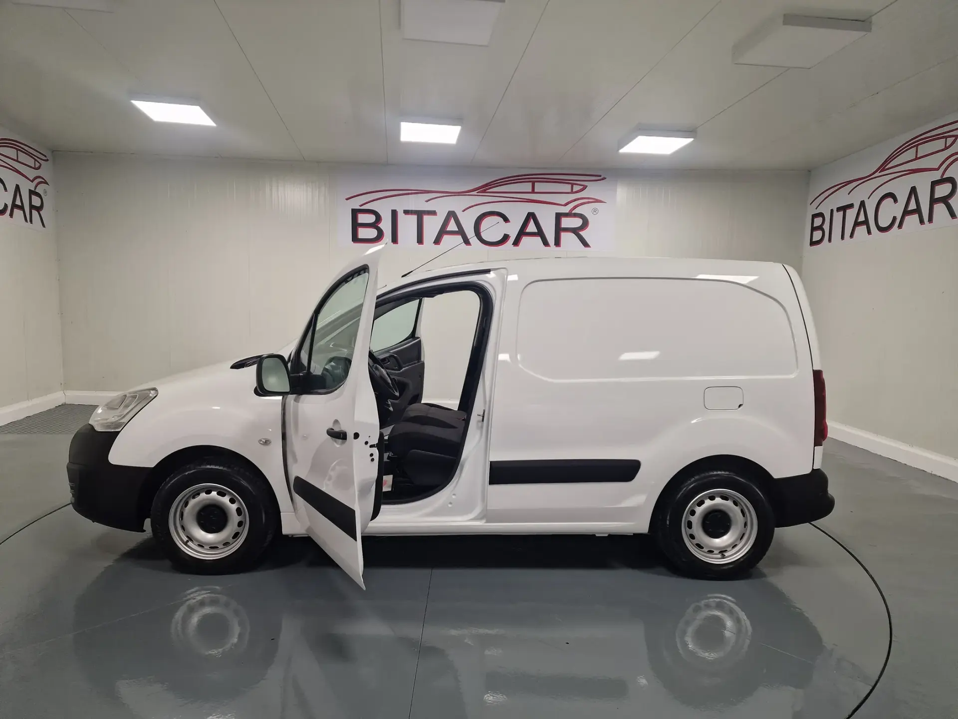 Citroen Berlingo 1.6 BLUEHDI IVA DEDUTIVEL APENAS 15.000KMS 28