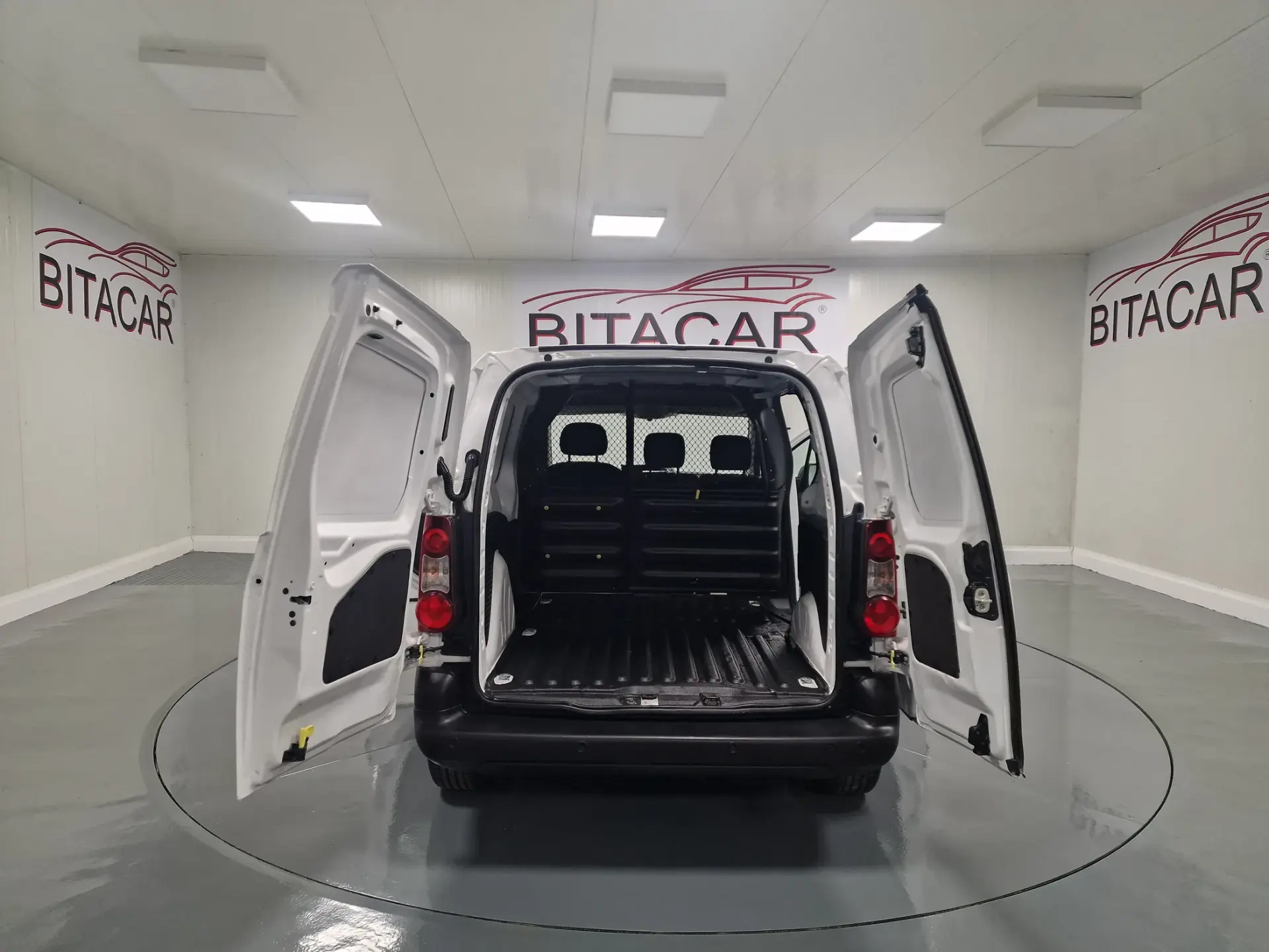 Citroen Berlingo 1.6 BLUEHDI IVA DEDUTIVEL APENAS 15.000KMS 32