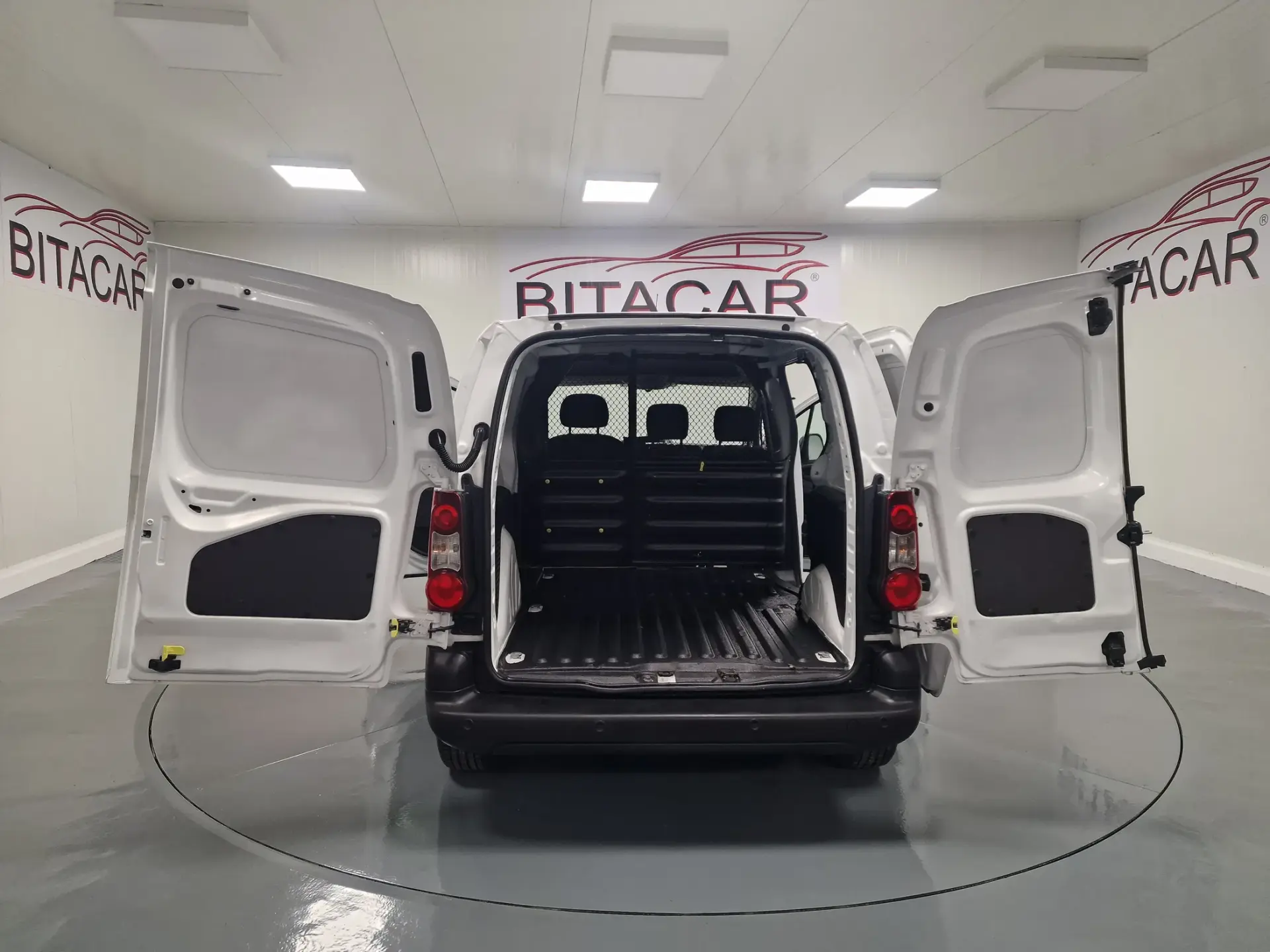 Citroen Berlingo 1.6 BLUEHDI IVA DEDUTIVEL APENAS 15.000KMS 33