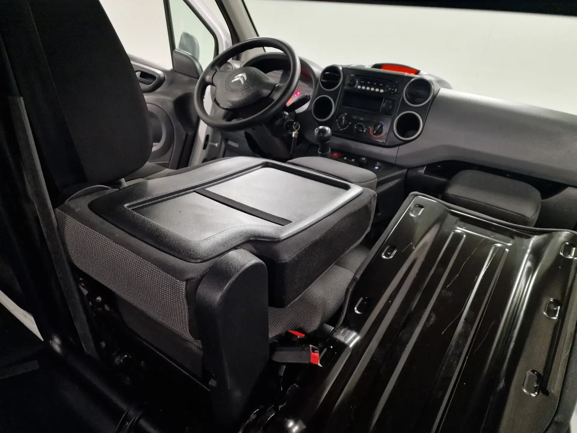 Citroen Berlingo 1.6 BLUEHDI IVA DEDUTIVEL APENAS 15.000KMS 37