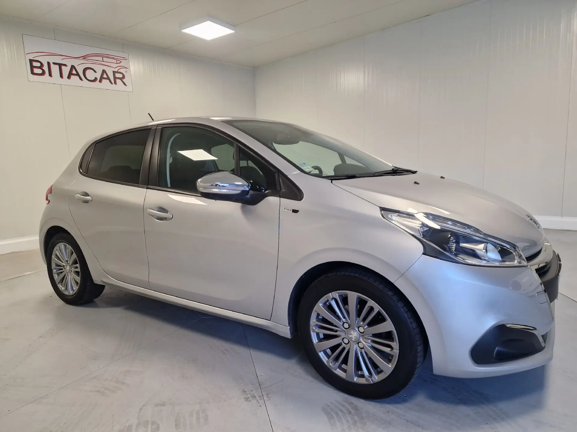 Peugeot 208 1.2 STYLE 8