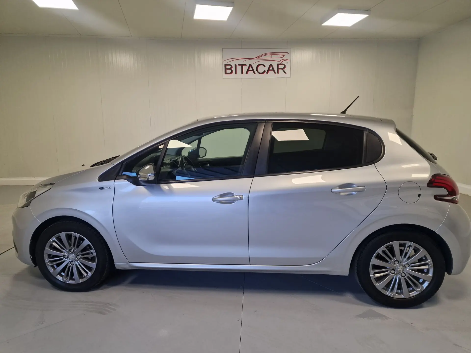 Peugeot 208 1.2 STYLE 17