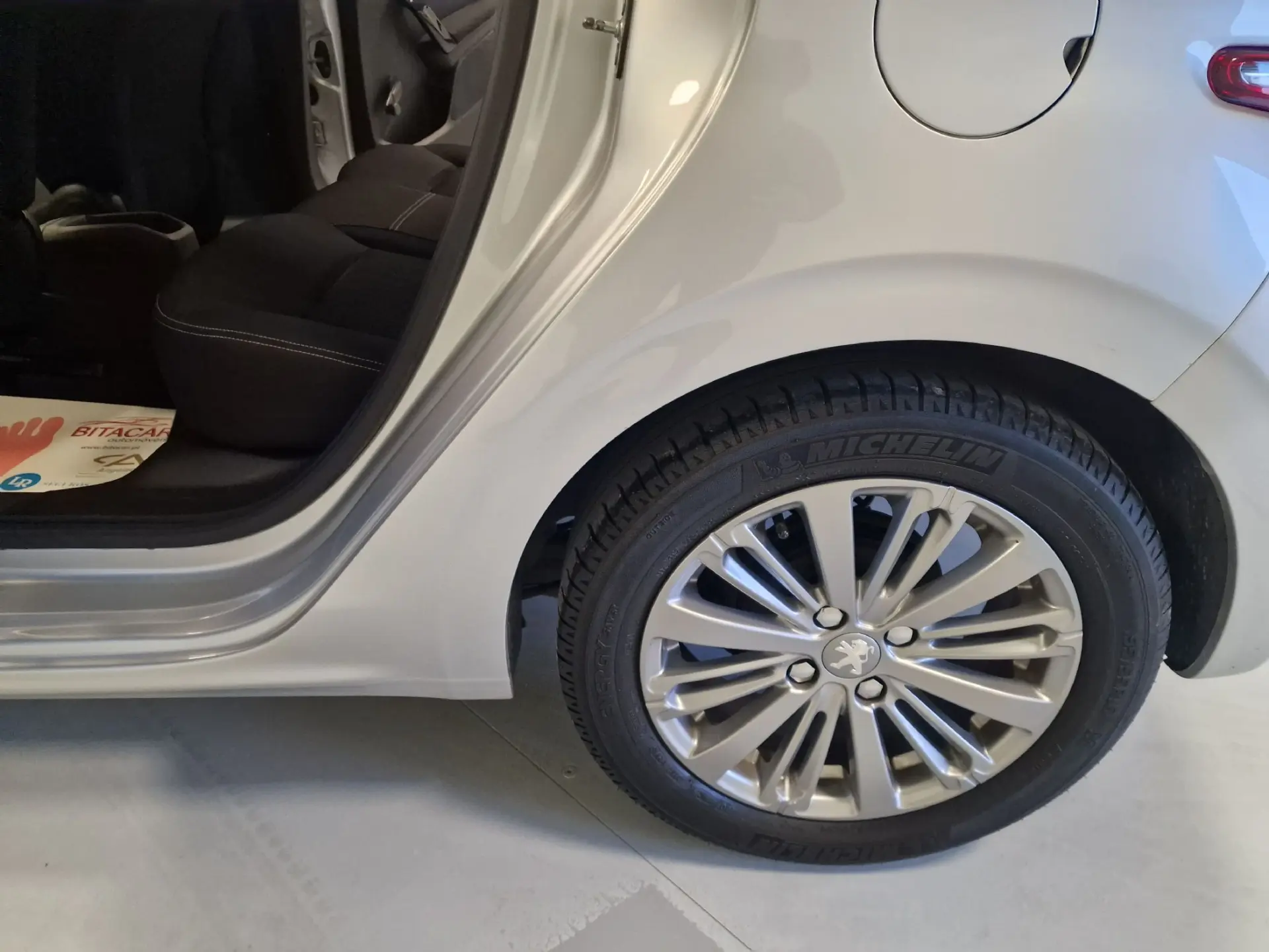 Peugeot 208 1.2 STYLE 37