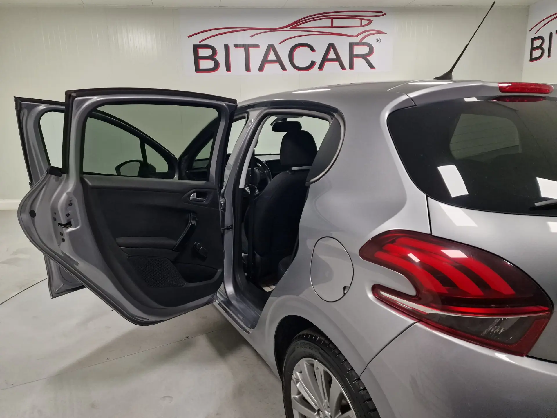 Peugeot 208 1.5 BLUEHDI 102CV SIGNATURE GPS CAM. TRASEIRA 31