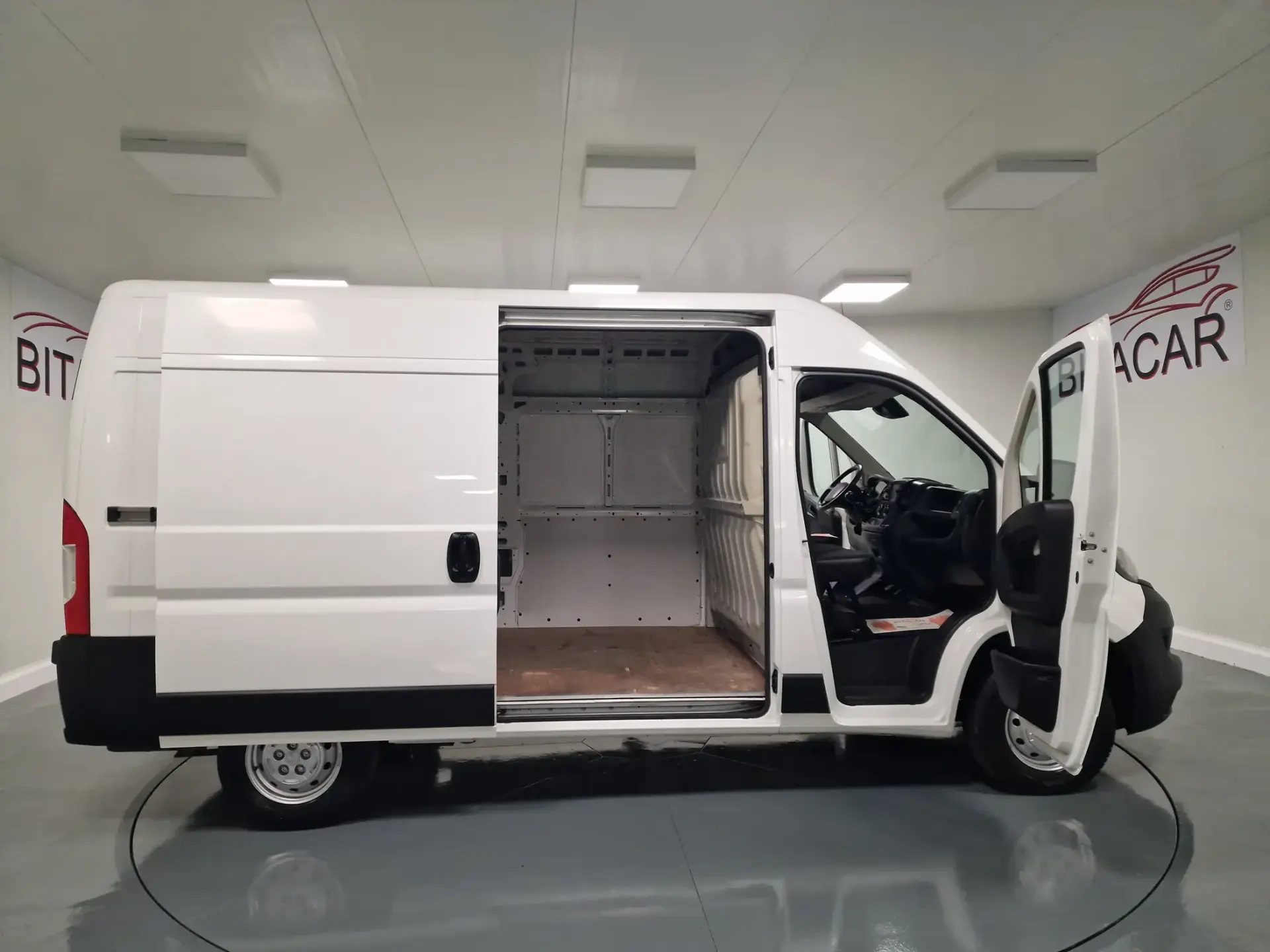 Peugeot Boxer 2.2 BlueHDi 335 L2H2 Pro GPS CAM. TRASEIRA IVA DEDUTIVEL 28