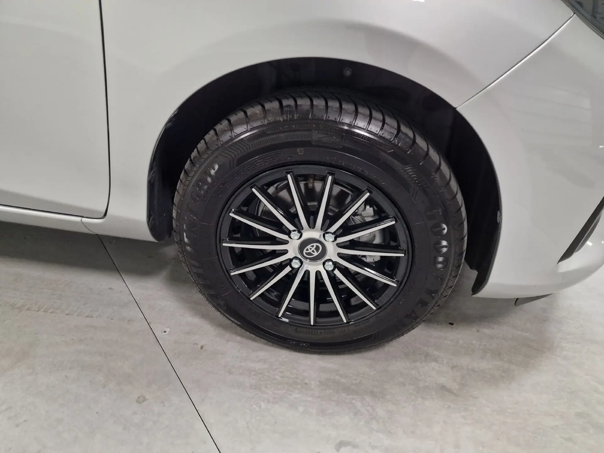 Toyota Yaris 1.0 VVT-i Active+AC 4