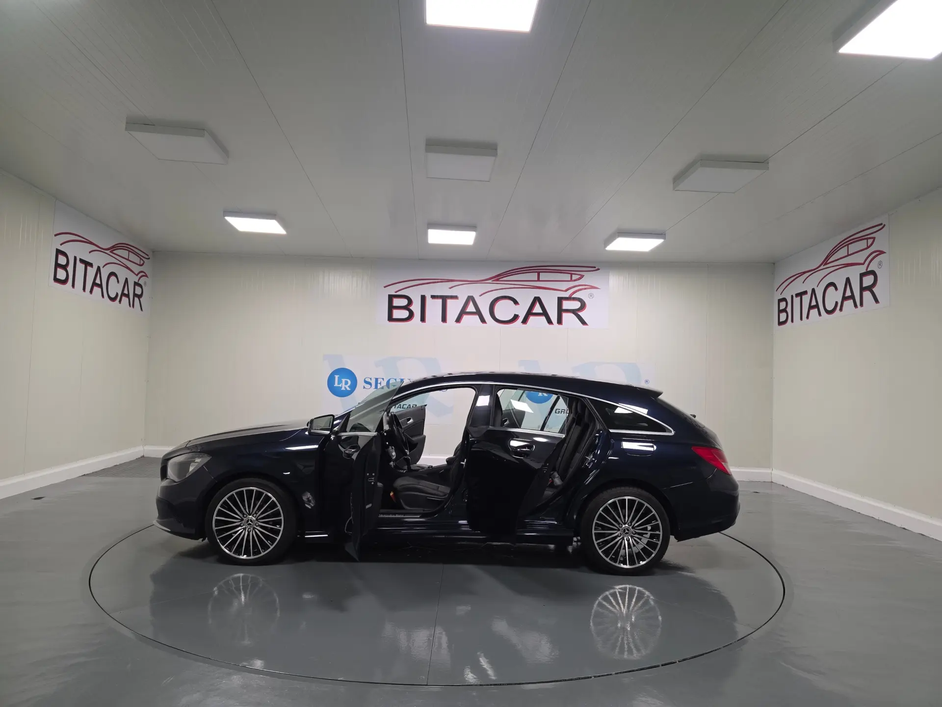 Mercedes-Benz CLA 180 d Shooting Brake Urban 39
