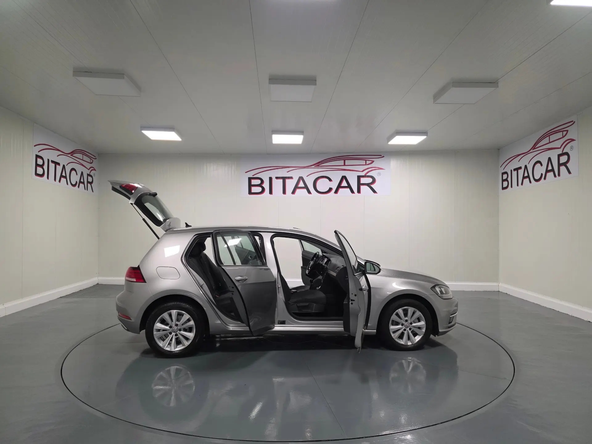 Volkswagen Golf 1.6 TDI CONFORTLINE 54