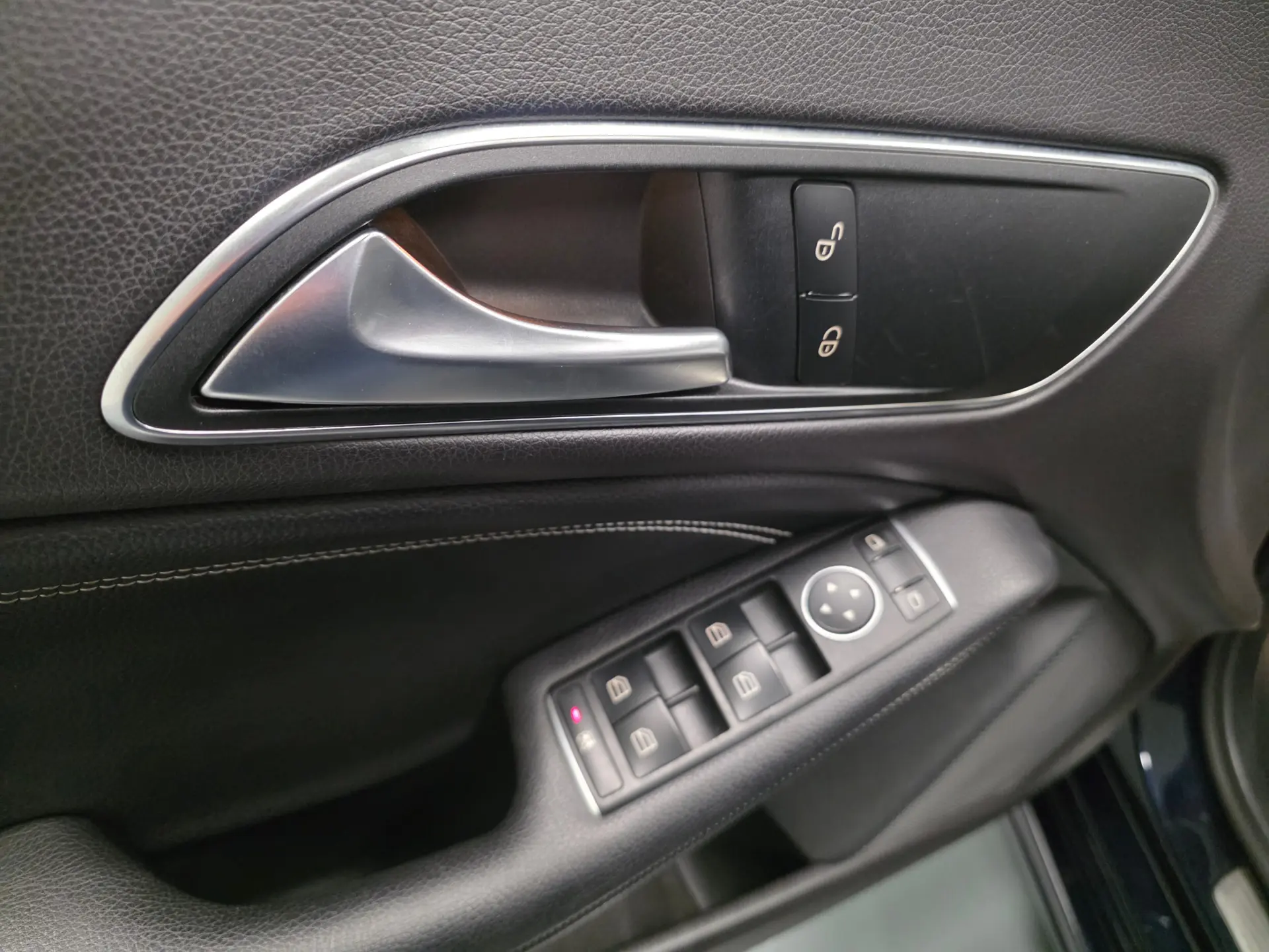 Mercedes-Benz CLA 180 d Shooting Brake Urban 102