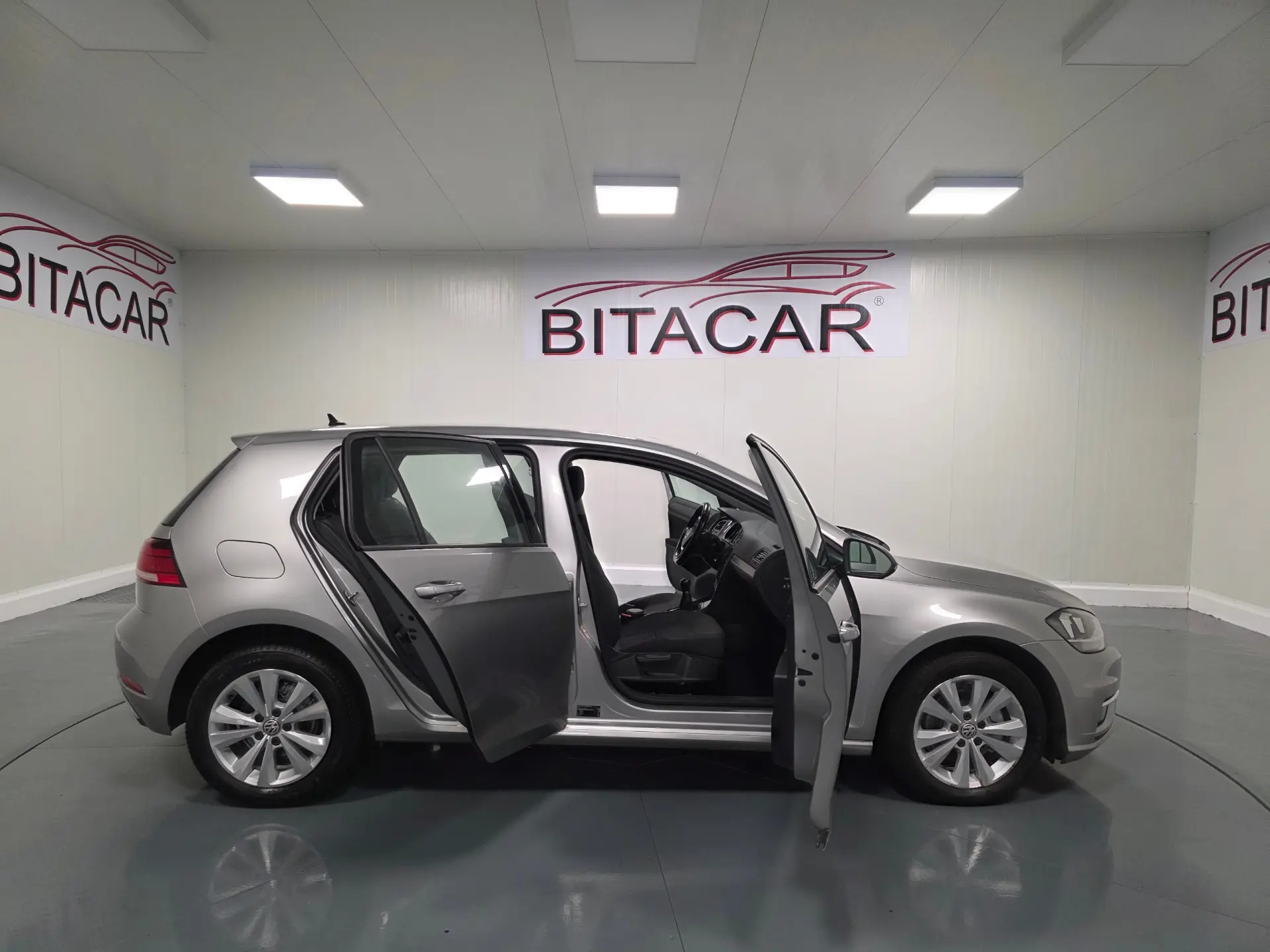 Volkswagen Golf 1.6 TDI CONFORTLINE 57