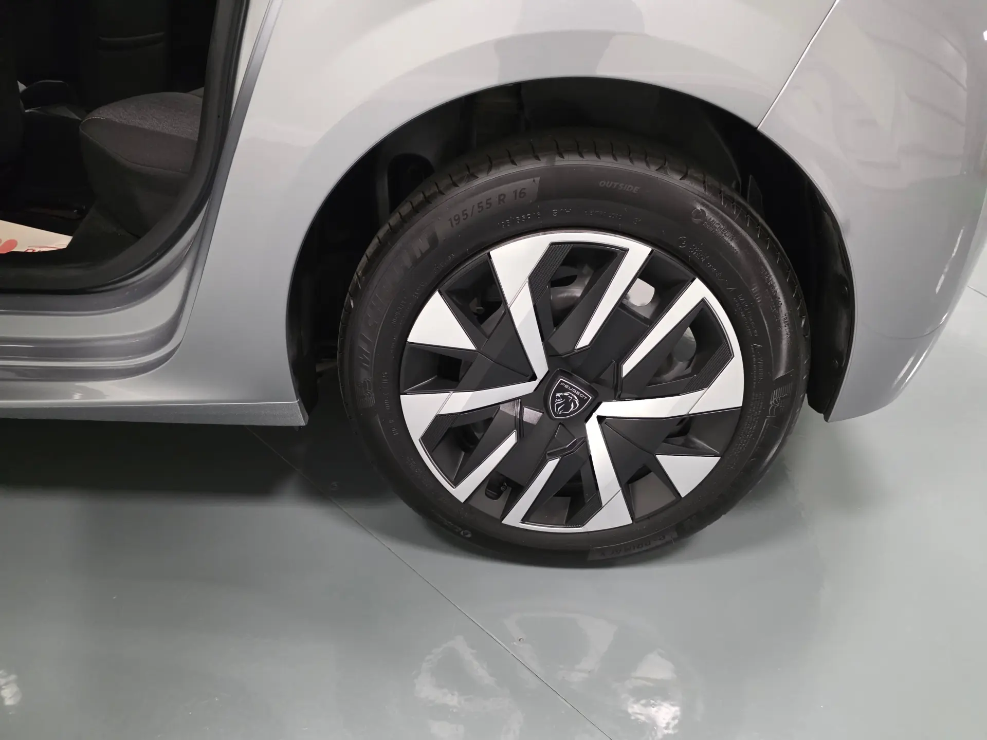 Peugeot 208 1.2 STYLE 48