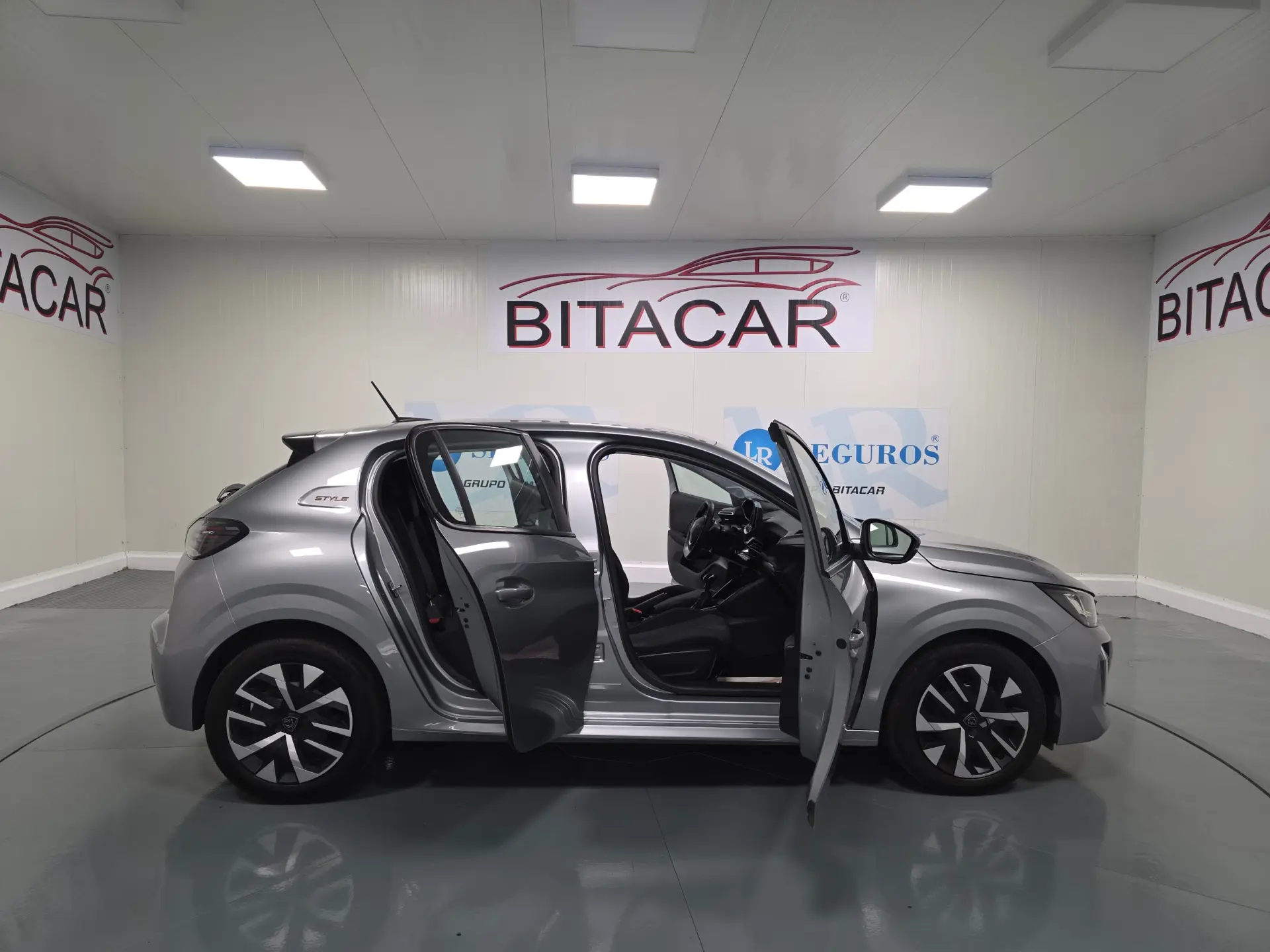 Peugeot 208 1.2 STYLE 47