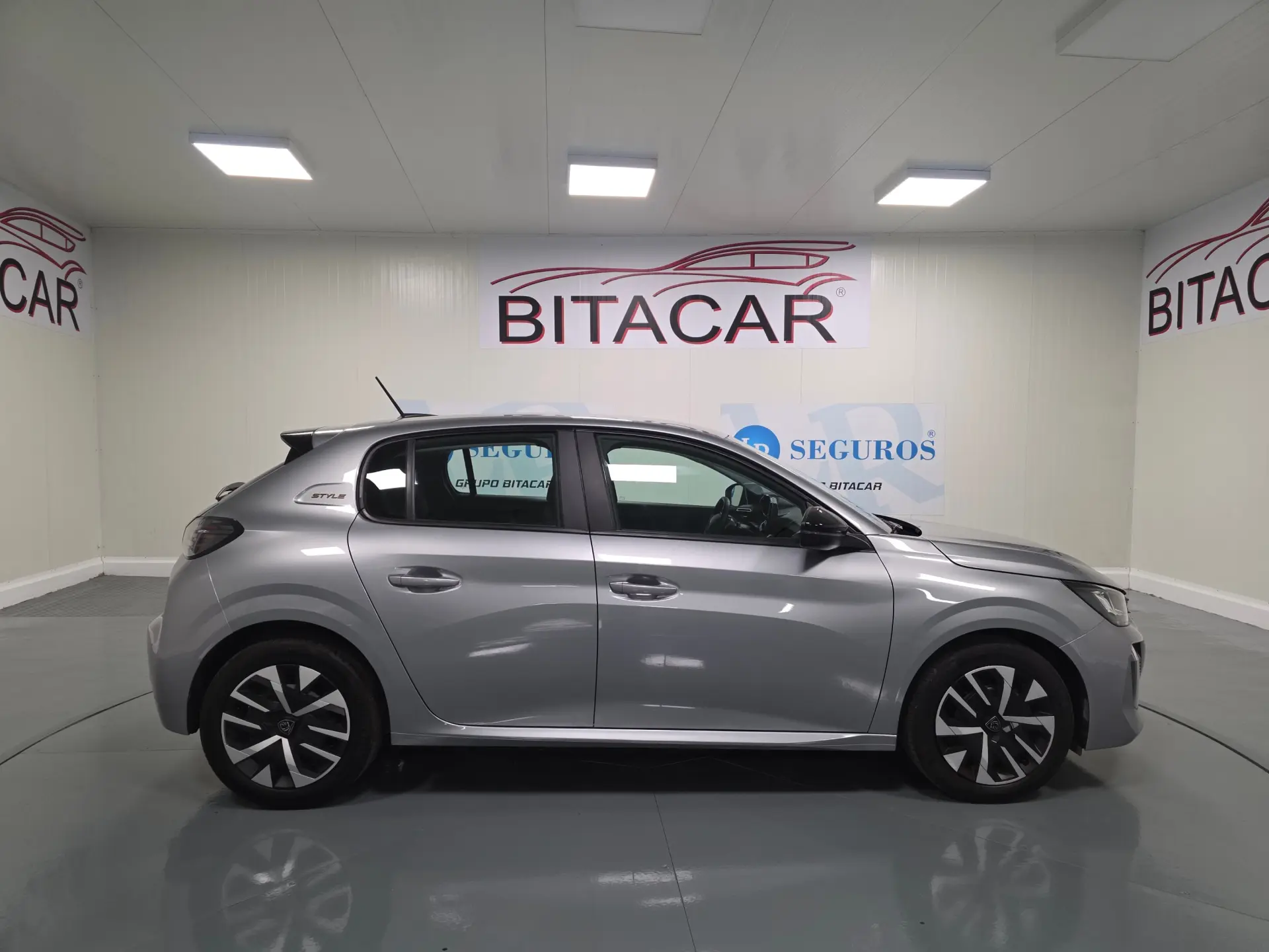 Peugeot 208 1.2 STYLE 33