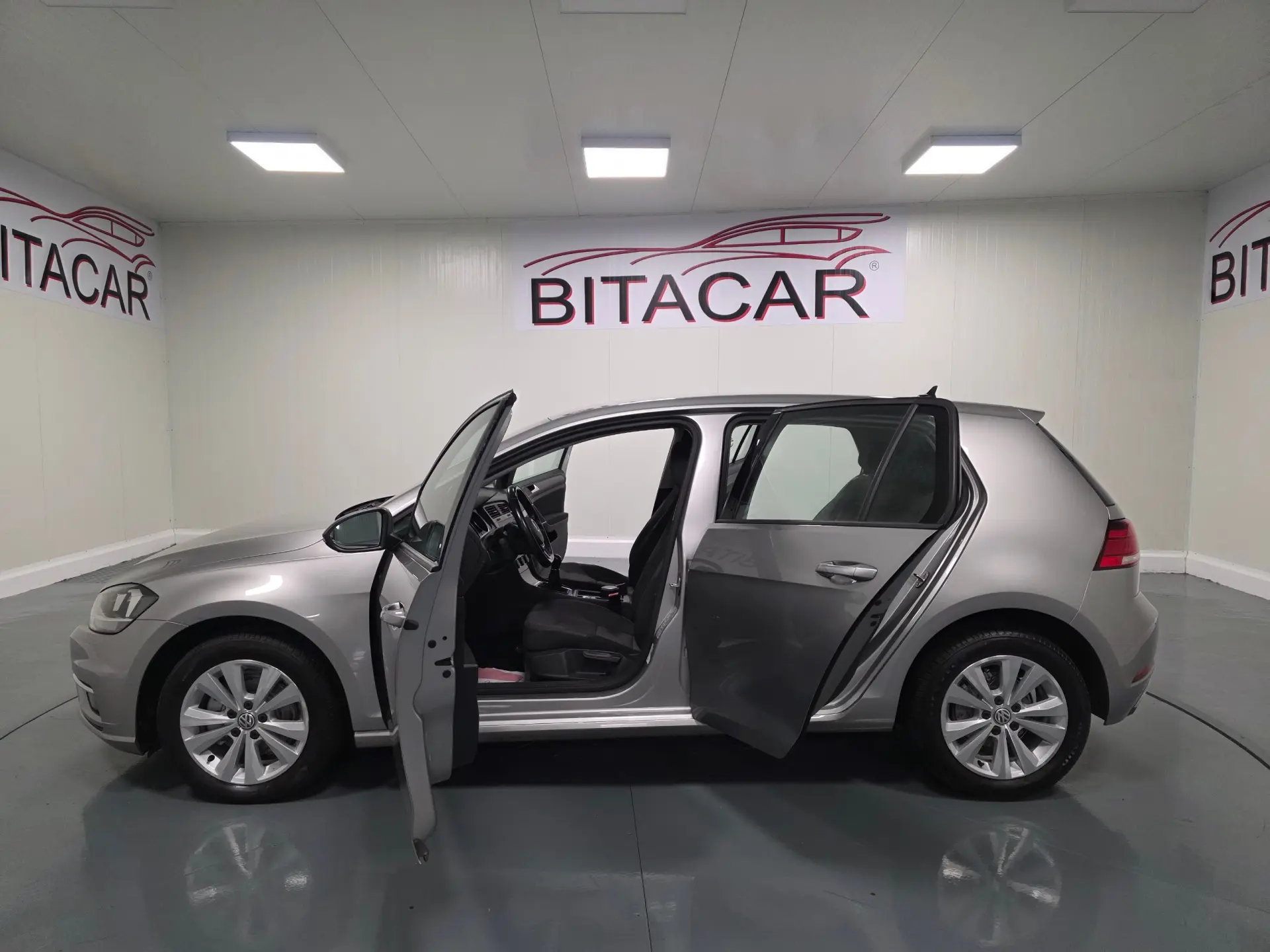 Volkswagen Golf 1.6 TDI CONFORTLINE 42