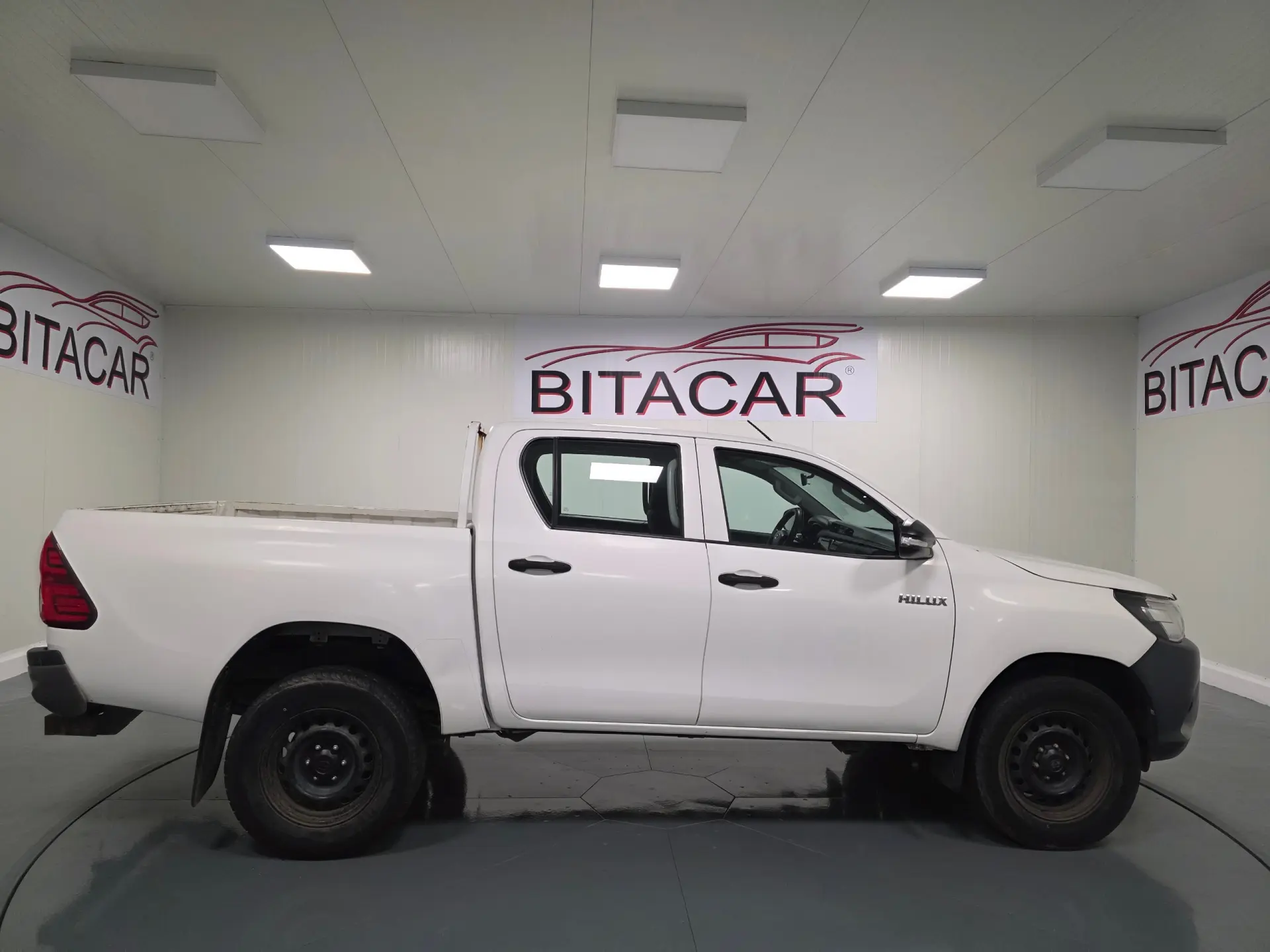 Toyota Hilux 2.4 D-4D 2WD CD Tracker 12
