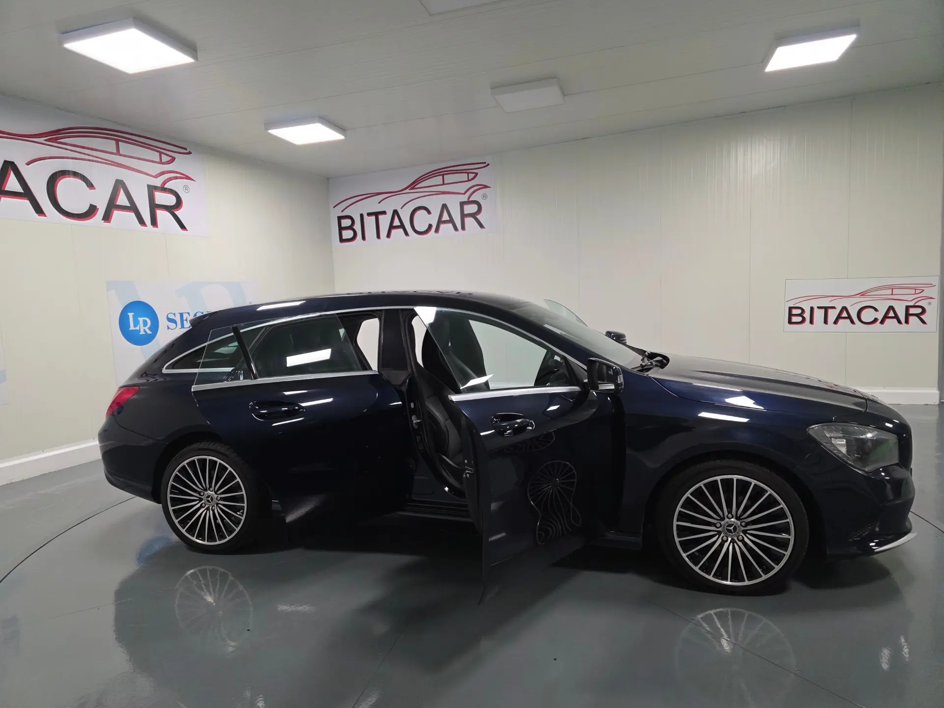 Mercedes-Benz CLA 180 d Shooting Brake Urban 32