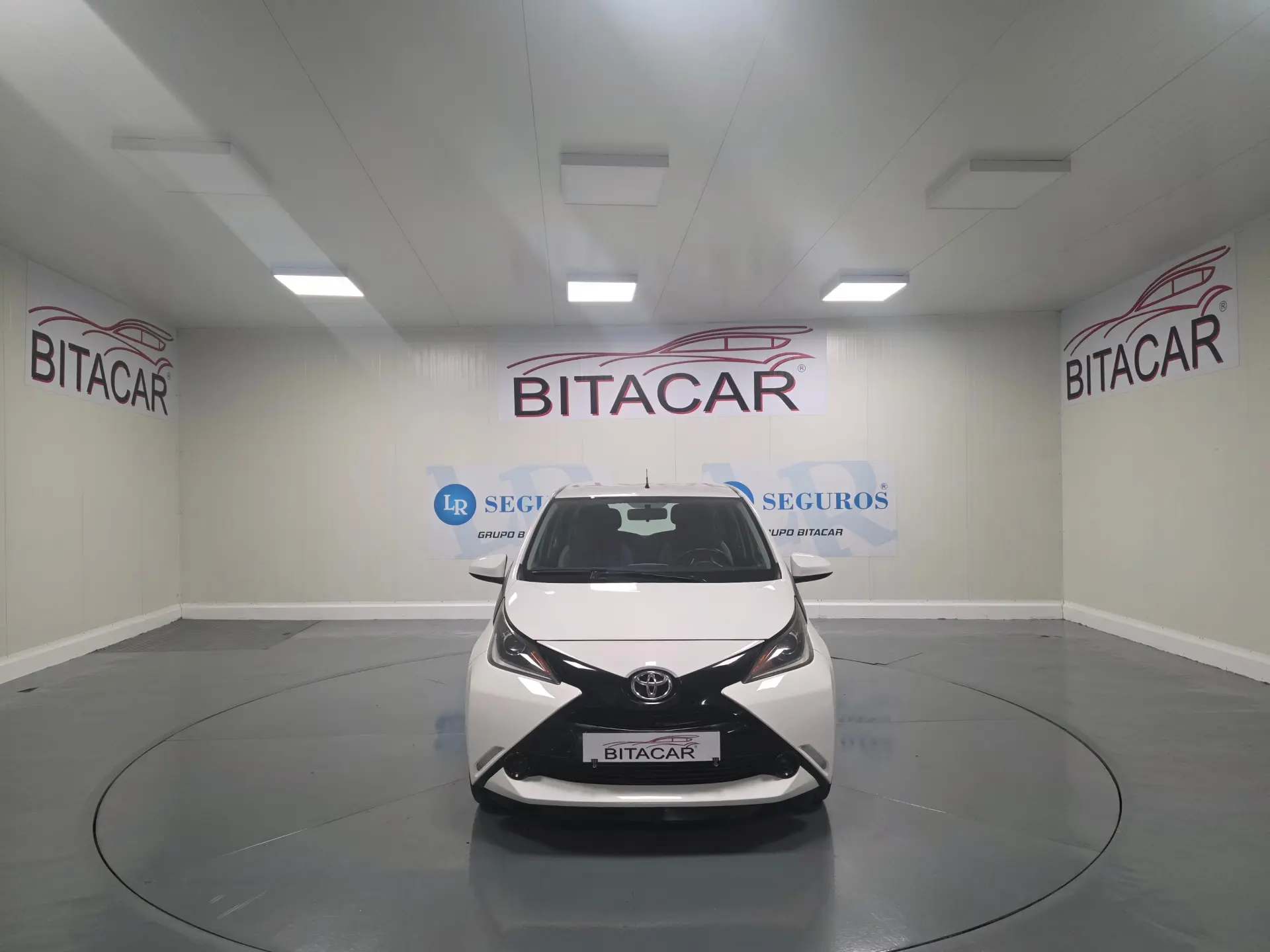 Toyota Aygo 1.0 VVT-I RISING  STAR X-SHIFT 6
