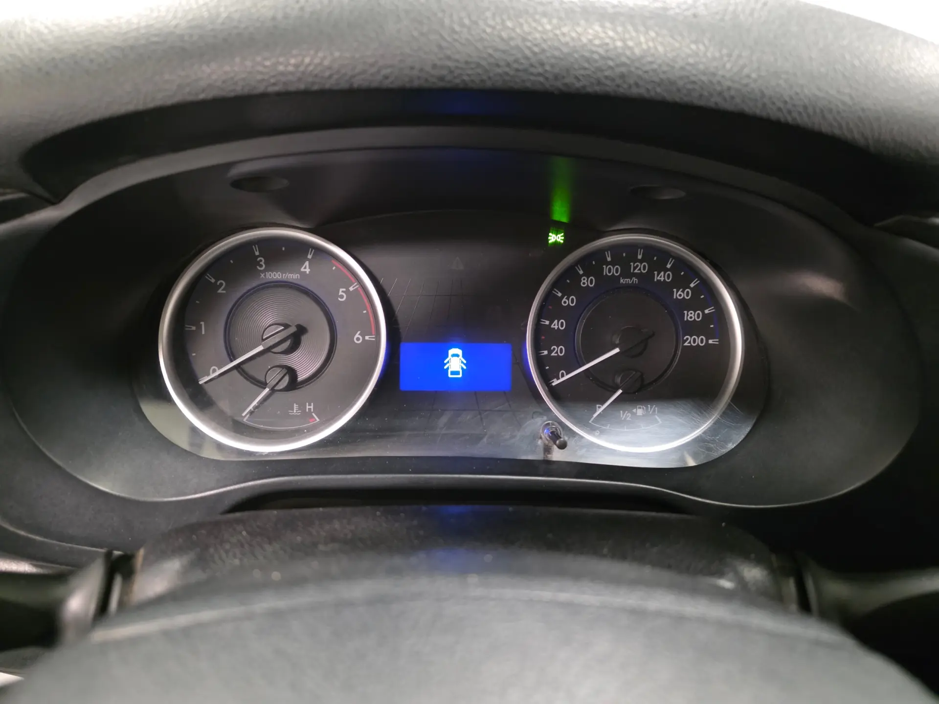 Toyota Hilux 2.4 D-4D 2WD CD Tracker 34