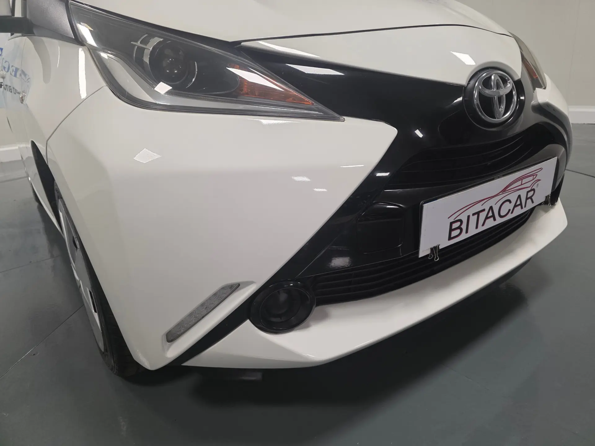 Toyota Aygo 1.0 VVT-I RISING  STAR X-SHIFT 4