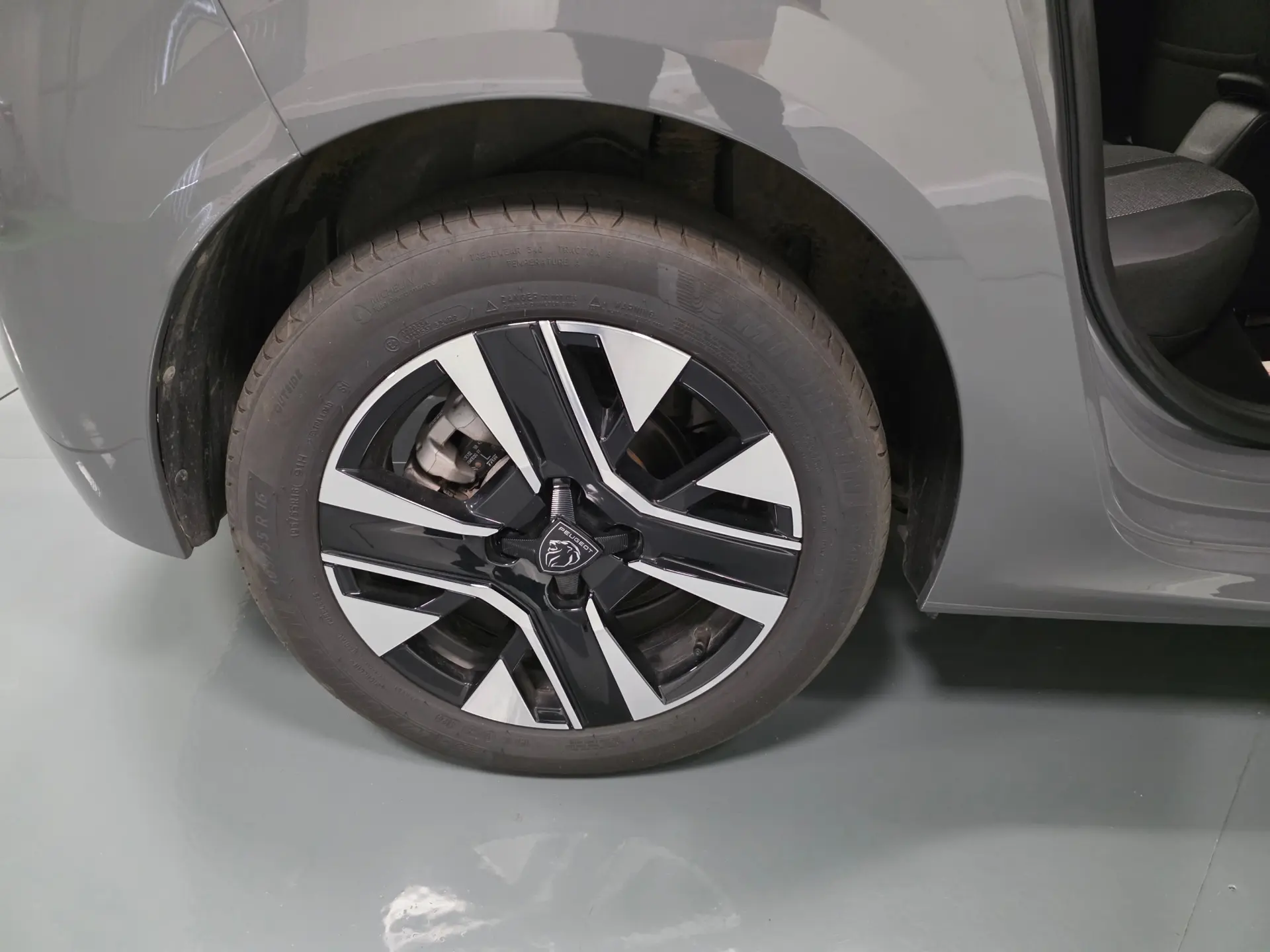 Peugeot 208 ALLURE 63