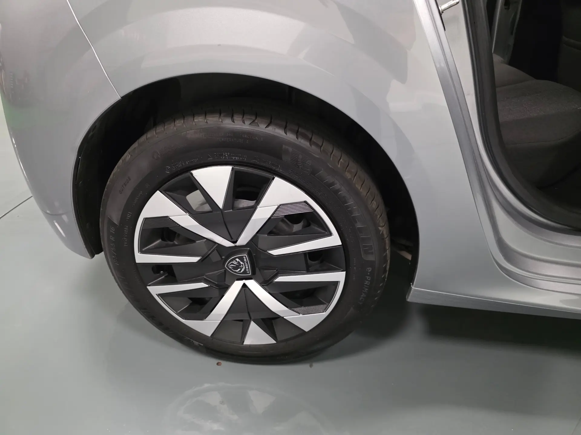 Peugeot 208 1.2 STYLE 54