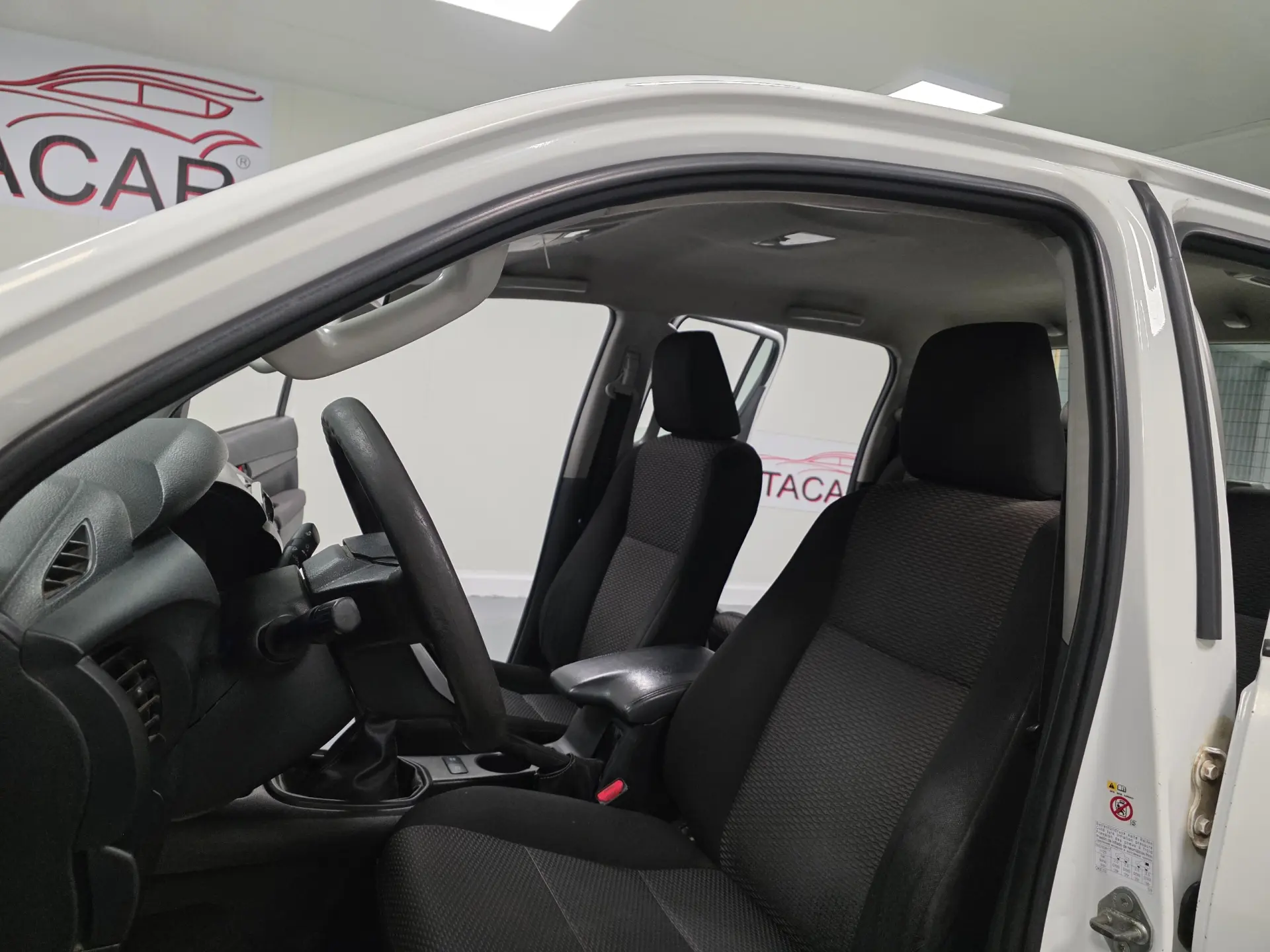 Toyota Hilux 2.4 D-4D 2WD CD Tracker 24