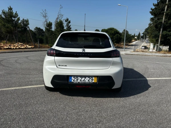 Peugeot e-208 4
